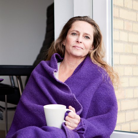 Tukholmalainen nainen liehuttaa pitkää tukkaansa vapaana ja kietoo hartioilleen saalin.