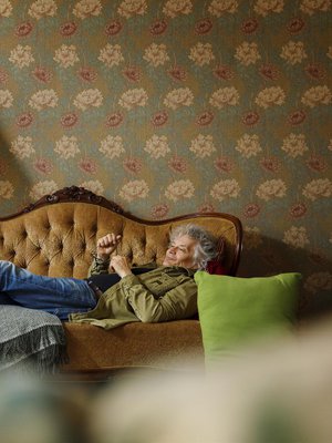 "Suomirockin legenda nousee nyt sohvalta", vaimo toteaa Eppu Normaalin kitaristi Juha Torviselle, jos tämä viihtyy liian hyvin  lempisohvallaan.