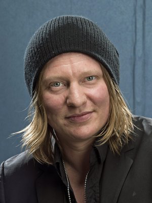 Haluatko miljonääriksi -juontaja Jaajo viihtyy vapaa-ajallaan pipo päässä.