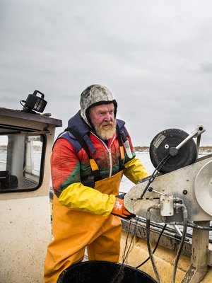 Kalastaja Esa Pirkola nostaa verkot sähköisellä vinssillä. – Sitä ennen ehdin vetää hartiani tukkoon. 