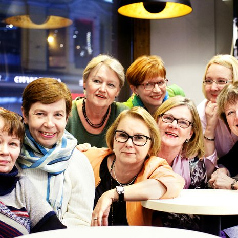 Täällä kertaa koolla kahdeksan. Kirsti (vas.), Päivi, Liisa, Leena, Raija Peltola, Raili Berner, Paula Saloranta ja Aili eli Allu.