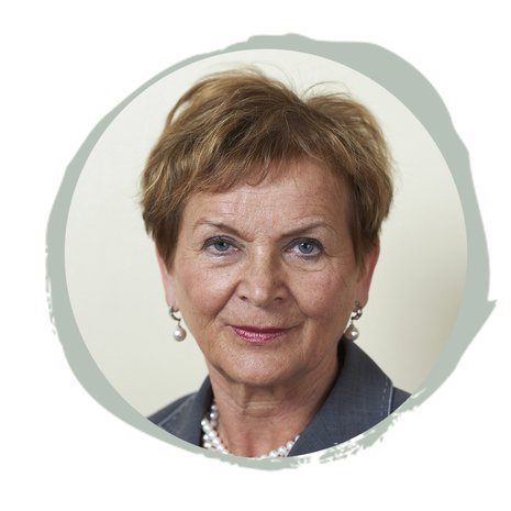 Ympäristöministeriön kansliapäällikkö Hannele Pokka, 66. Teekkaritytär lähti juuri vaihto-oppilaaksi Tukholmaan. ”Katsomme koiran kanssa toisiamme kaksin.”