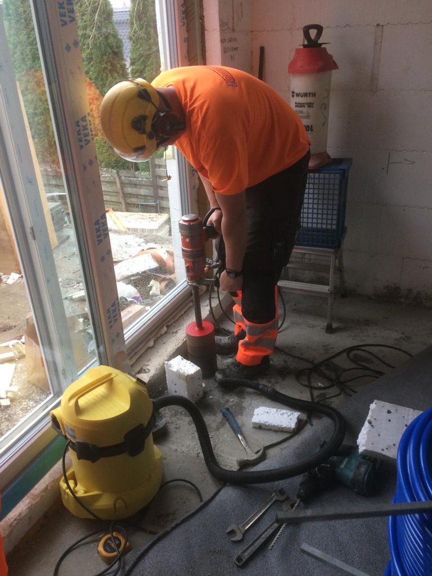Ontelolaatan läpiviennit jäivät tehtaalla tekemättä, joten hätiin tarvittiin timanttiporaaja.