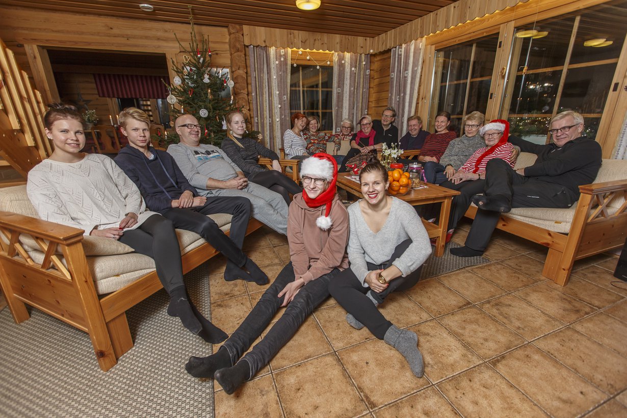 Kuvassa vasemmalta: Pinja, Elmeri, Pauli, Suvetar, Tarja, Pirjo, Pentti, Maija-Leena, Heno, Keijo, Heli, Eija, Sinikka-mummo ja Mauri. Edessä Severi ja Kaisa.