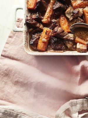 Rasvainen kasleri hautuu uunissa meheväksi.