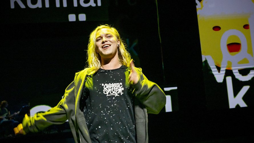 Connor (Niki Rautén) tekee itsemurhan. 