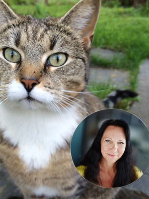 Pari vienoja hymyjä ja vihreitä viirusilmiä. Kuvissa ET-lehden toimituksen sihteeri Marjaana ja hänen kissansa Hulda.