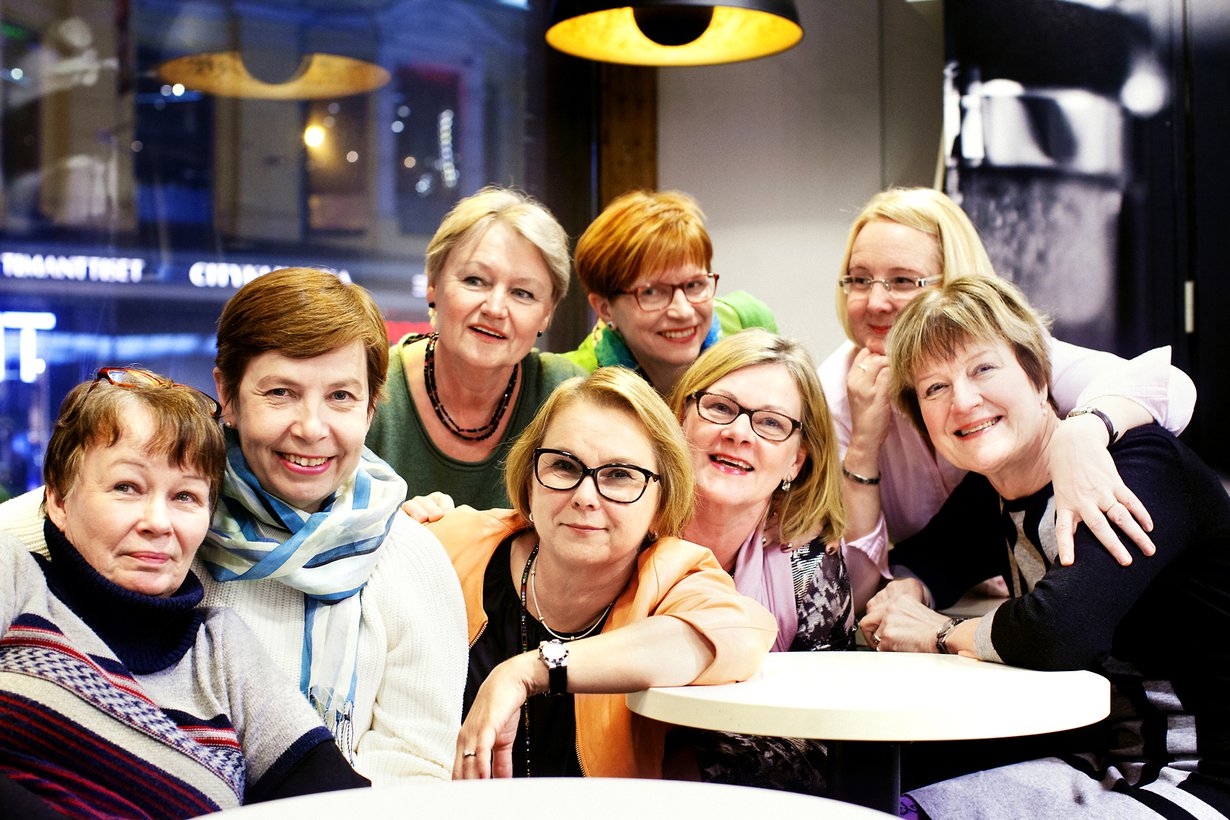 Täällä kertaa koolla kahdeksan. Kirsti (vas.), Päivi, Liisa, Leena, Raija Peltola, Raili Berner, Paula Saloranta ja Aili eli Allu.