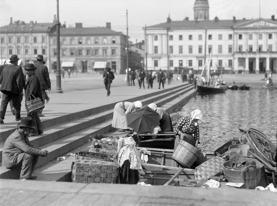 Myyji&auml; Kolera-altaalla Kauppatorin rannassa.