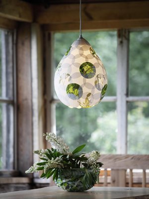 Somista parveke tai terassi kesäisellä varjostimella. Käytä kangasvarjostimessa kuumenematonta led-lamppua.