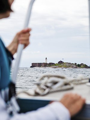 Vanhat linnoitusmuurit tuovat roson saaren silhuettiin.