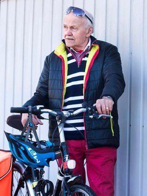 Heino pyöräilee parituhatta kilometriä vuodessa. Kypärä on ollut aina päässä sen jälkeen, kun auto kerran töytäisi hänet asfalttiin.