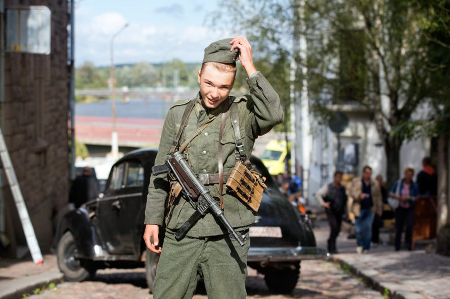 Vanhan kaupungin mukulakivikadulla filmataan ven&auml;l&auml;ist&auml; elokuvaa, jossa Viipuri esitt&auml;&auml; saksalaista kaupunkia. On kiehtovaa n&auml;hd&auml; hevosia k&auml;rryineen ja n&auml;yttelij&auml;t kadulla 30-luvun vaatteissaan ottamassa selfieit&auml; toisistaan. Ravintolakin on stailattu bierstubeksi. Front-nimisen elokuvan ensi-ilta on kes&auml;ll&auml; 2016.