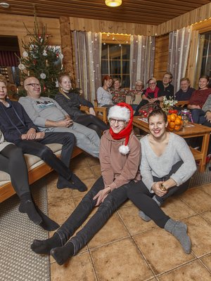 Kuvassa vasemmalta: Pinja, Elmeri, Pauli, Suvetar, Tarja, Pirjo, Pentti, Maija-Leena, Heno, Keijo, Heli, Eija, Sinikka-mummo ja Mauri. Edessä Severi ja Kaisa. 