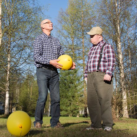 Selaa kuvia oikealla olevasta nuolesta. Viimeisenä jonossa on video, jossa Matti soittaa sippiviulua.