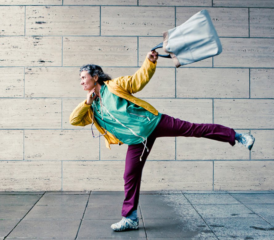 Jos sinua uhataan takaap&auml;in, k&auml;yt&auml; kyyn&auml;rp&auml;it&auml; ja koeta potkaista taaksep&auml;in.