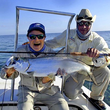 Kuubassa Hissu hullantui tarpooneista. Taustalla kalastusopas Juan Carlo.