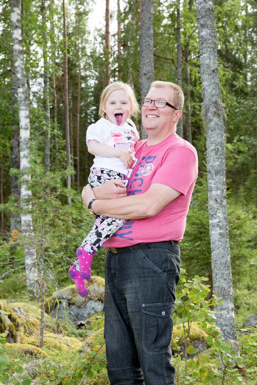 Nella ei mökillä leluja tarvitse. On pappa, järvi ja metsä. 