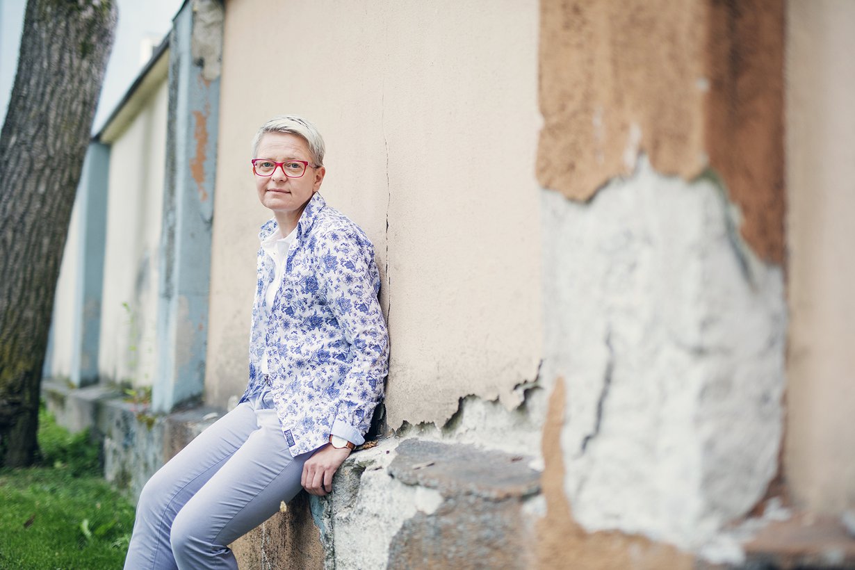 – Päihteistä luopuminen on vasta raitistumisprosessin alku, Virpi Karhu sanoo. Vuonna 1967 syntynyt Virpi asuu Kokkolassa ja on ammatiltaan päihde- ja läheisohjaaja.