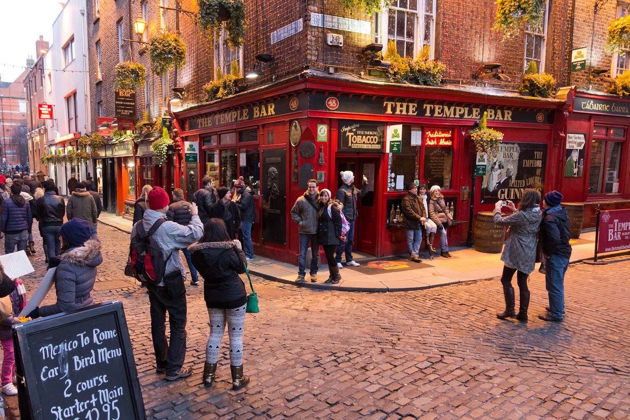 Temple Bar -pubin edessä moni ikuistaa itsensä valokuvaan.