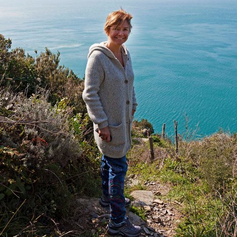 Espoossa syntynyt Riikka Lehti, 54, on perheterapeutti ja hotellikonsultti. Hän on asunut Italiassa 15 vuotta ja viettää lomat Riomaggio-pikkukylässä.
