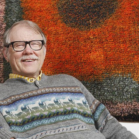 Tuomas Sopanen on kerännyt 450 ryijyn kokoelman, taustalla Uhra Simberg-Ehrströmin lämminsävyinen Kupari, 1968, malli SKY. Kuva Jaanis Kerkis.