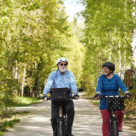 Juhalla ja Ailalla on   allaan jo toiset   sähköpolkupyörät.   Ensimmäisillä he ajoivat   kymmenen vuotta.