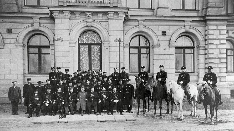 Poliisimuseon Rikos ja rakkaus -verkkonäyttely kertoo lainmuutosten merkityksestä poliisin toiminnalle ja seksuaalivähemmistöjen oikeuksille. Kuvituskuva: Poliisimuseo, Kuopion poliisilaitoksen henkilökuntaa vuonna 1913