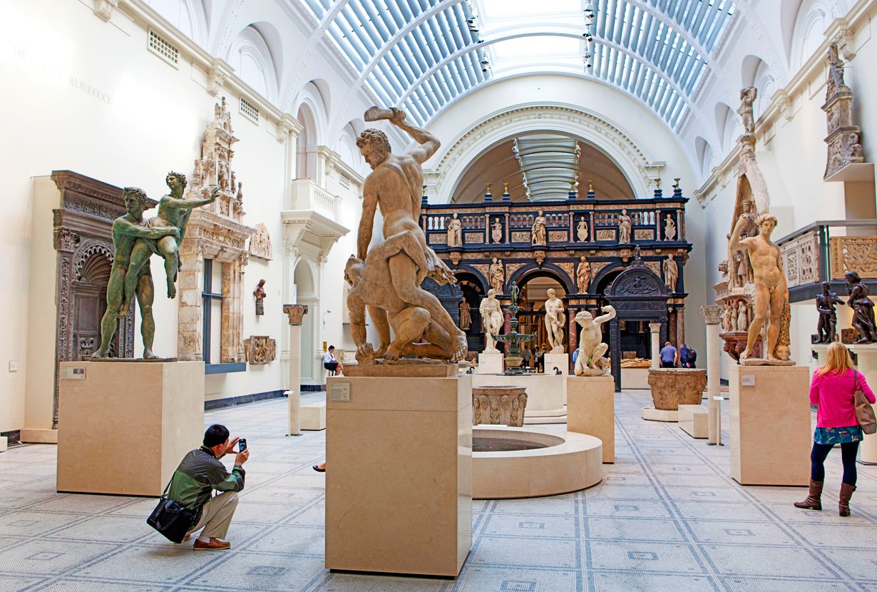 Victoria & Albert Museumissa on 150 galleriaa ja yli neljä miljoonaa esinettä.