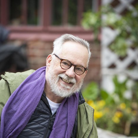 – En ollut eroni jälkeen lainkaan sinut itseni kanssa. Olin vuosikaudet sitkeässä myöhäisuhmaiässä, Raimo sanoo.