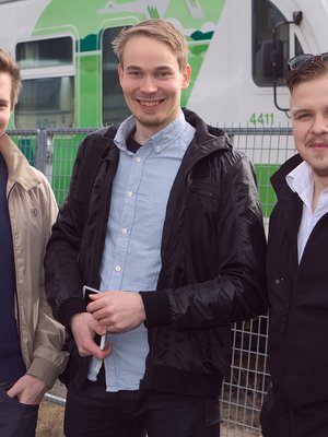 Matkakeisari.fi-sivuston kehittäjät Petteri Aho, Jari Laari ja Sami-Pekka Muttonen. Kuvasta puuttuu Markus Laukkanen.