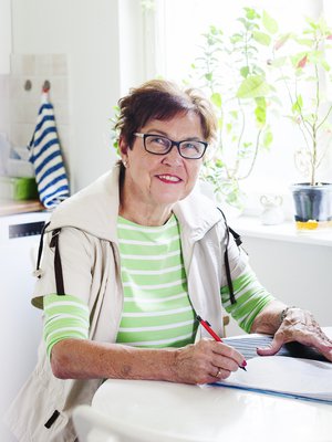 Pirjo Laiho liikkuu paljon ja käy ahkerasti muistiyhdistyksen ryhmissä. ”Elämääni helpottaa, kun kirjoitan kaiken kalenteriin.”