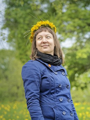 – Käsityöni syntyvät niistä materiaaleista, mitä käsillä on, Elina kertoo.