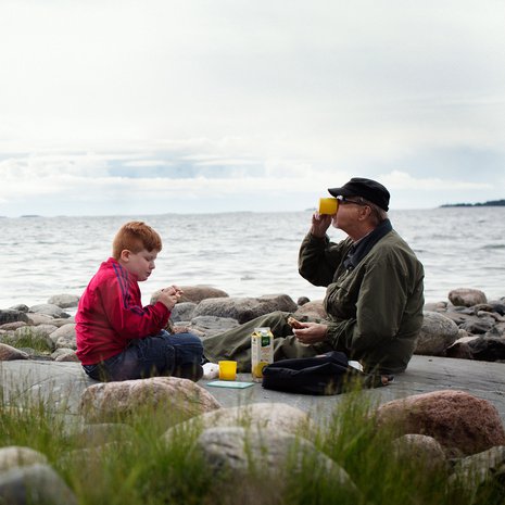 Naapurukset Elvis Varjonen ja Petter Kauhanen eväsretkellä Skatanniemellä Vuosaaressa.