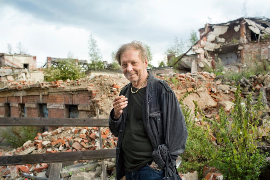 Andrei Kolomoiski, 60, on Viipuri-aktivisti ja Vyborgski Vedomosti -lehden toimittaja. H&auml;n on &auml;&auml;nek&auml;s kaupunginhallituksen ja korruption arvostelija.K&auml;velemme vanhassa kaupungissa ja n&auml;ytt&auml;ess&auml;&auml;n kaksi vuotta sitten puretun s&auml;hk&ouml;laitetehtaan raunioita Andrei toteaa synk&auml;sti, ett&auml; vanha Viipuri kuolee.&ndash; Kaupunki sai t&auml;st&auml; talosta 17 miljoonaa ruplaa ja etsii muka sijoittajia. Mutta investoijat vet&auml;ytyv&auml;t joutuessaan tekemisiin kaupunginhallinnon kanssa. Korruption osuus on liian suuri. Pelk&auml;&auml;n, ett&auml; raunioille ei tehd&auml; mit&auml;&auml;n.