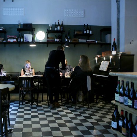 Viinibaari Tyge & Sessil on tähtikokki Niklas Ekstedtin uusi aluevaltaus Östermalmilla.