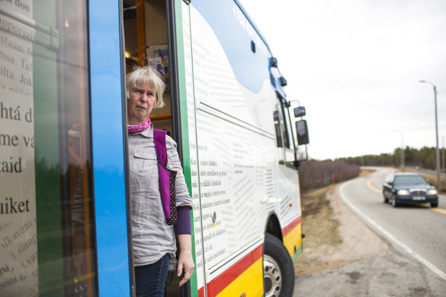 Perdita Fellman vuorottelee kirjastoautossa kollegansa kanssa.