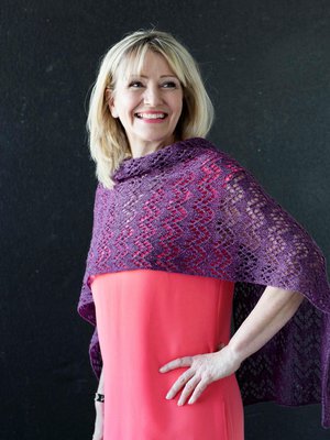 Kuvassa huivista on tehty poncho. Katso sen ohje alta!