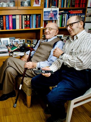 Väinö ja Pentti Rainosalo kuvattuna kotonaan vuonna 2014. 