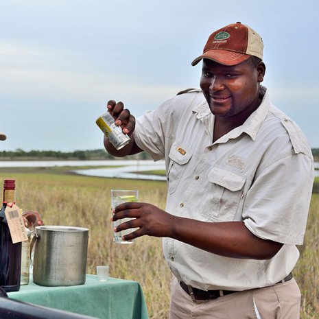 T&auml;hyst&auml;j&auml; hoitaa safariajolla sujuvasti my&ouml;s baarimikon teht&auml;v&auml;t.&nbsp;
