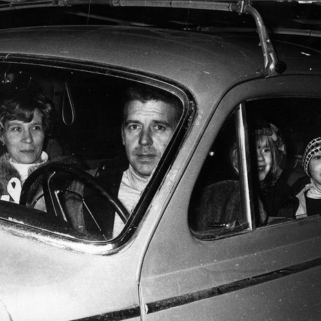 Moni Ruotsiin muuttanut suomalainen sai töitä Göteborgin telakoilta. Kuvassa satamatyöläinen P. Utriainen perheineen vuonna 1967. 