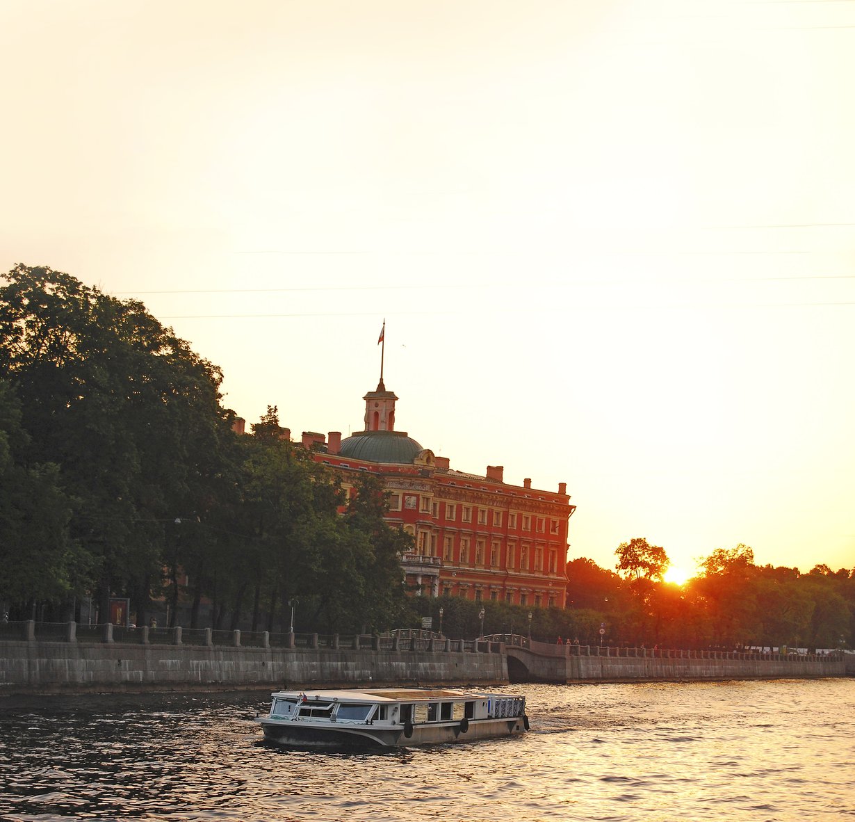 Insinöörilinna Nevan varressa on Pietarin maamerkkejä.