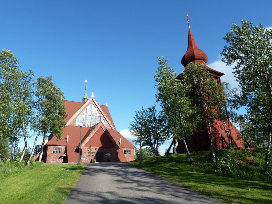 &rdquo;Rakenna kirkko, joka on kuin Lapin kota&rdquo;, ohjeisti Hjalmar Lundbohm arkkitehti Gustaf Wickmania. Paanukattoinen kirkko valmistui 1912. Se on upea ulkoa ja sis&auml;lt&auml;. Keskustan siirron my&ouml;t&auml; siirtyy kirkkokin, vuoteen 2035 menness&auml;.