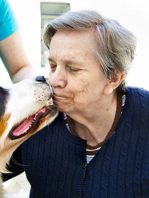 Kerttu ottaa mielellään vastaan Viljon iloisen nuolaisun.