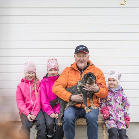 8-vuotiaat Sanni ja Siiri sekä 4-vuotias Ella viihtyvät Kari-papan hoidossa.