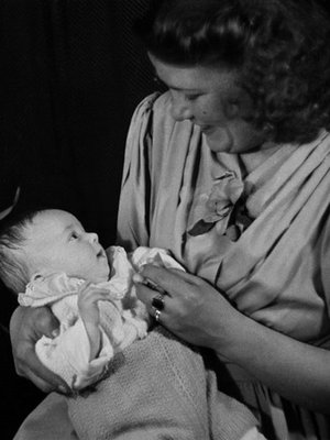 Äiti ja vauva, 1940-luku. Kuva: <span class="photographer">Väinö Kannisto / Helsingin kaupunginmuseo</span>