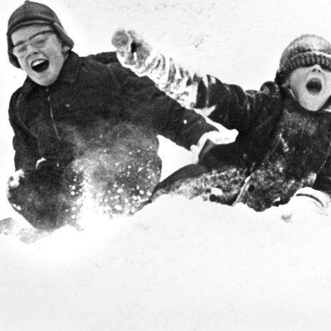 Helsingin Johanneksenpuistossa liu'uttiin 1960-luvulla.