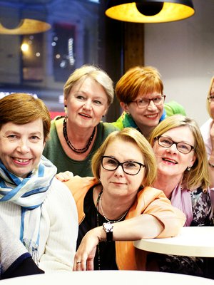 Täällä kertaa koolla kahdeksan. Kirsti (vas.), Päivi, Liisa, Leena, Raija Peltola, Raili Berner, Paula Saloranta ja Aili eli Allu.