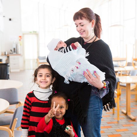 Kuvassa on Noor, Rial, Marikka ja Saif-vauva.