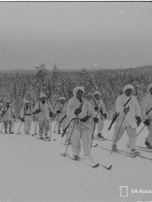  Hiihtopartio palaamassa rajan takaa Lieksan rintamalla helmikuussa 1940. 